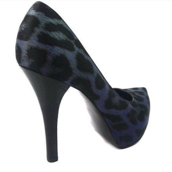 Carlos Santana Privilege Cheetah Pumps Heels - Picture 3 of 3
